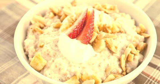 Creamy Oatmeal with Banana Nut Topping