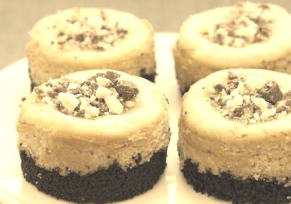 mini peanut butter cheesecakes with chocolate cookie crust