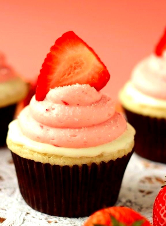 Strawberry White Chocolate Cupcakes (by chrystalkanu)