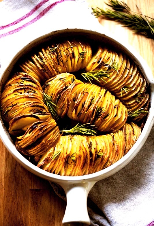 Rosemary garlic hasselback potatoes / Recipe